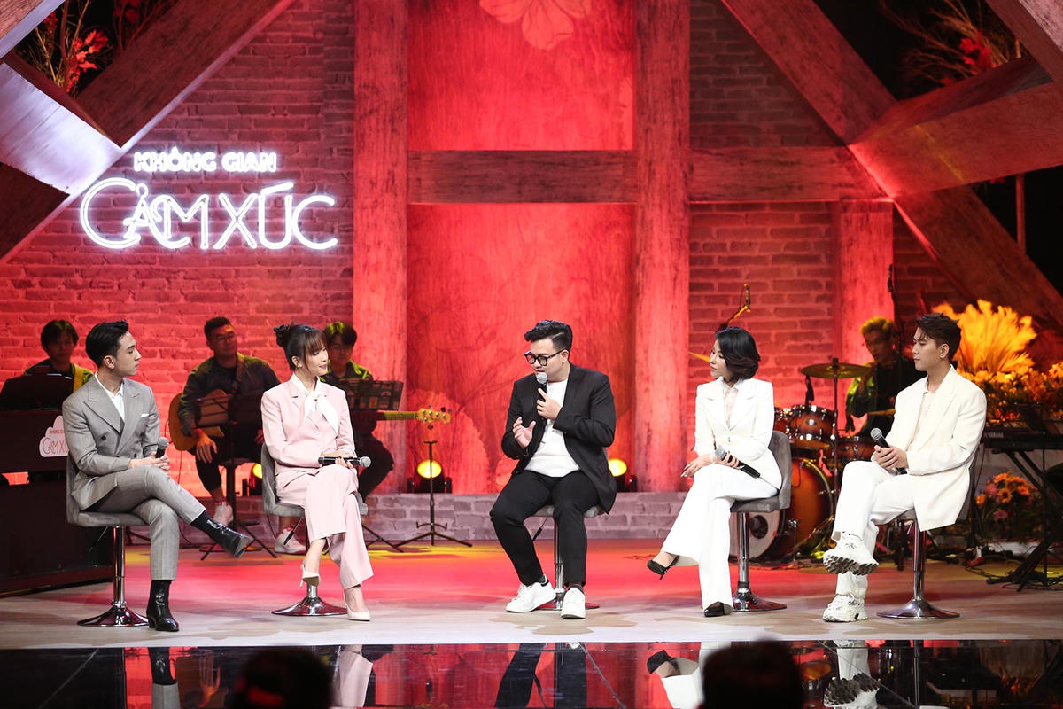 Nhạc sĩ Nguyễn Minh Cường dẫn dắt các khách mời trong chủ để "Mãi mãi là bao lâu?". Ảnh: Bee Comm.