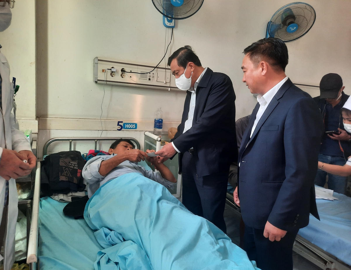 Ông Phan Việt Cường thăm hỏi sức khỏe người bị thương trong vụ TNGT. 