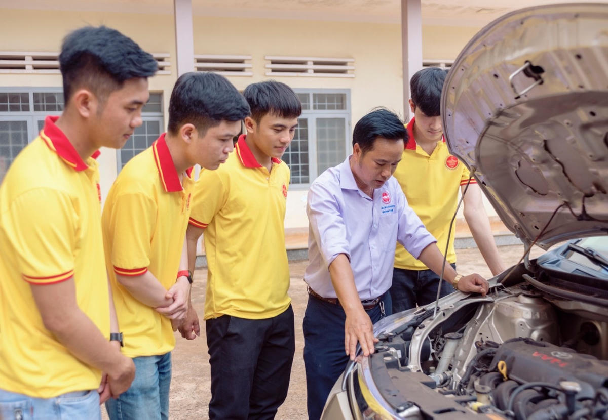 Sinh viên ngành Công nghệ ô tô trong buổi học thực hành tại trường.
