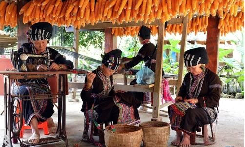 Người Lự ở Bản Hon gắn bó với nghề dệt thổ cẩm.  