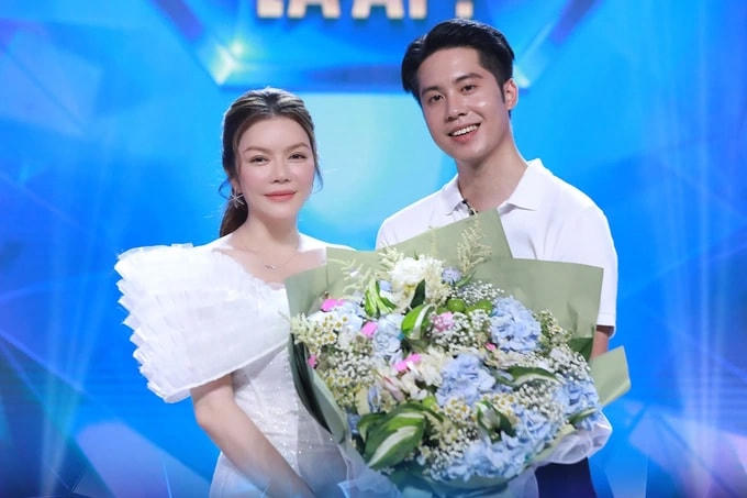 Thái Khoa đã chủ động bước lên nhận bó hoa từ Lý Nhã Kỳ.