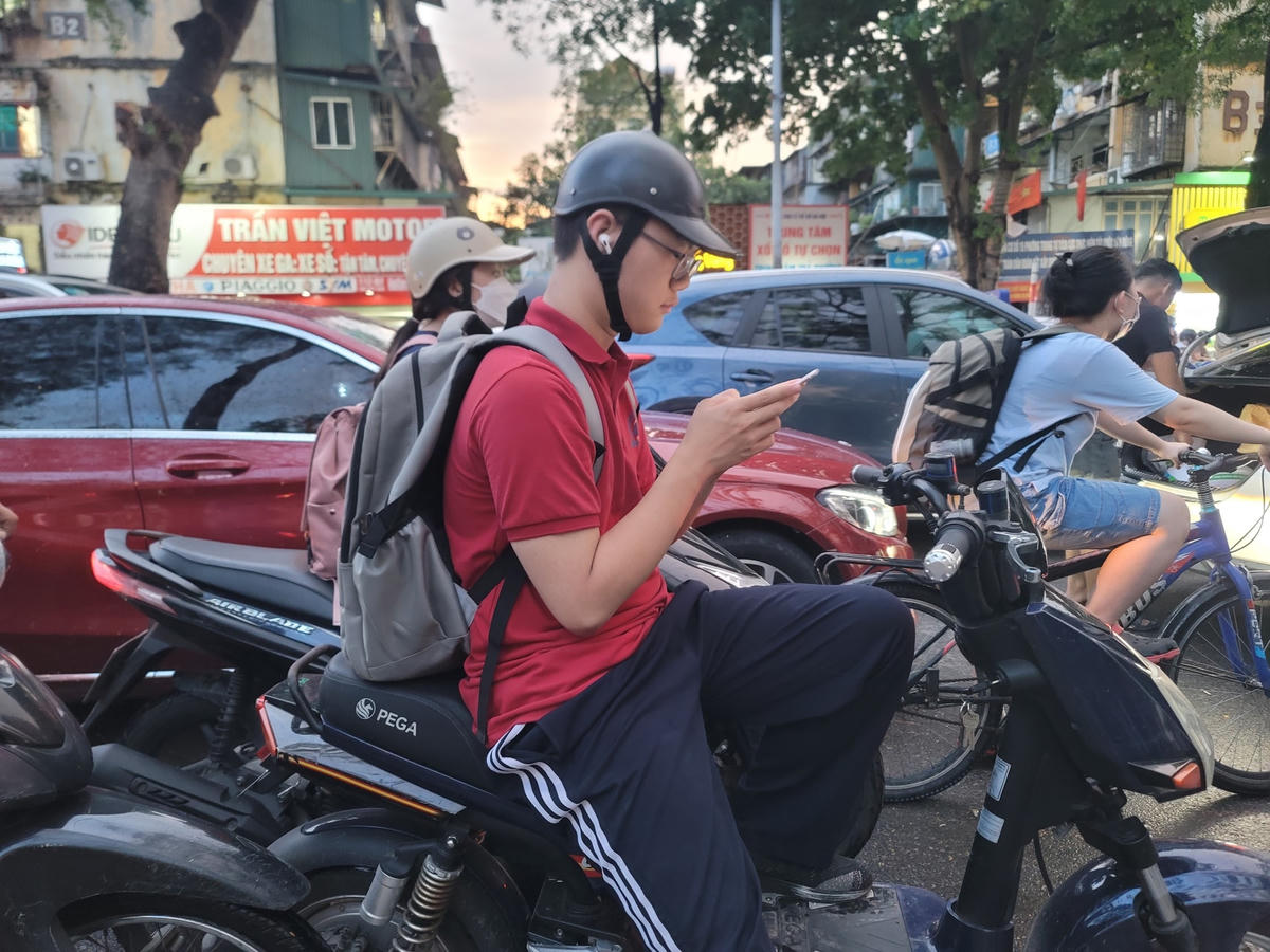 Ùn tắc khiến người mệt mỏi, nhiều người tranh thủ 