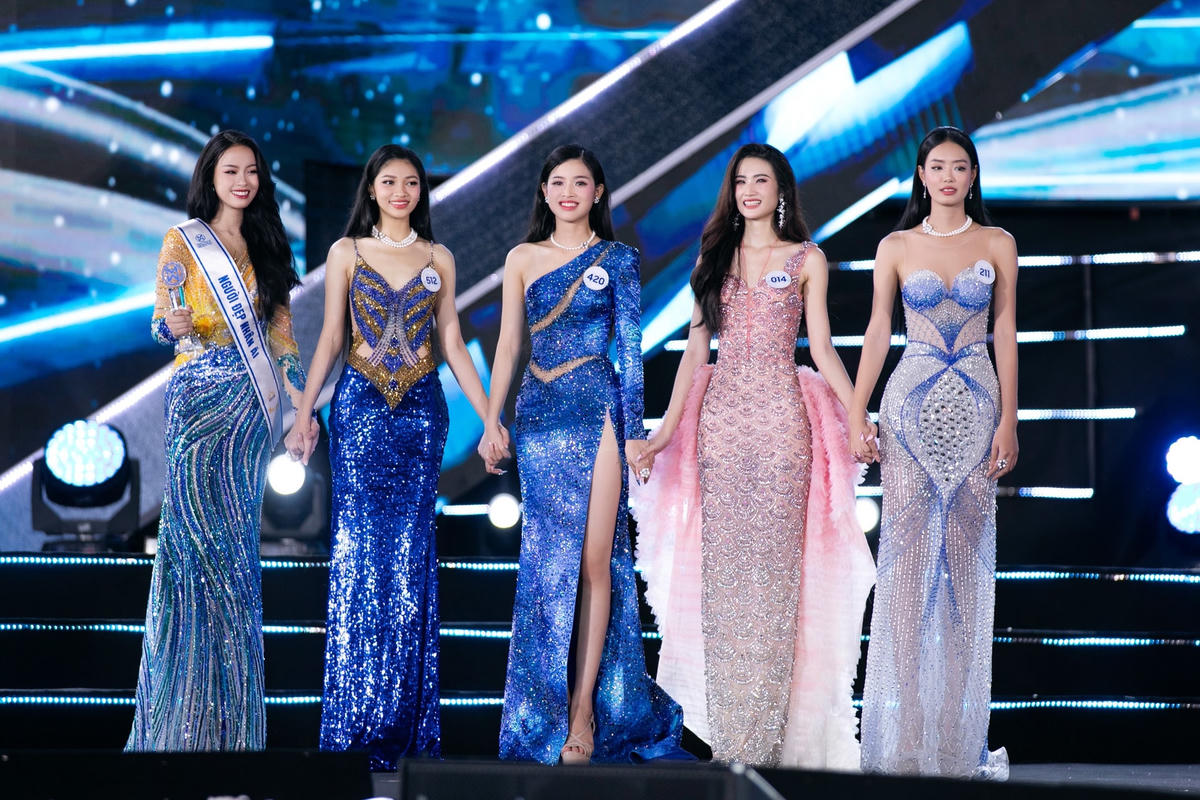 Ảnh từ trái sang: Á hậu 1 và Á hậu 2 Miss World Vietnam 2023 Đào Thị Hiền và Huỳnh Minh Kiên, người đẹp Trần Thị Thoa Thương, Hoa hậu Huỳnh Trần Ý Nhi và người đẹp Bùi Khánh Linh trong đêm chung kết Miss World Vietnam 2023 diễn ra tối 22/7 vừa qua.