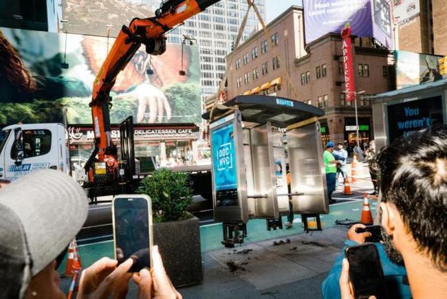Hiện trường diễn ra sự kiện dỡ bỏ bốt điện thoại cuối cùng của New York vào ngày 23/5/2022  