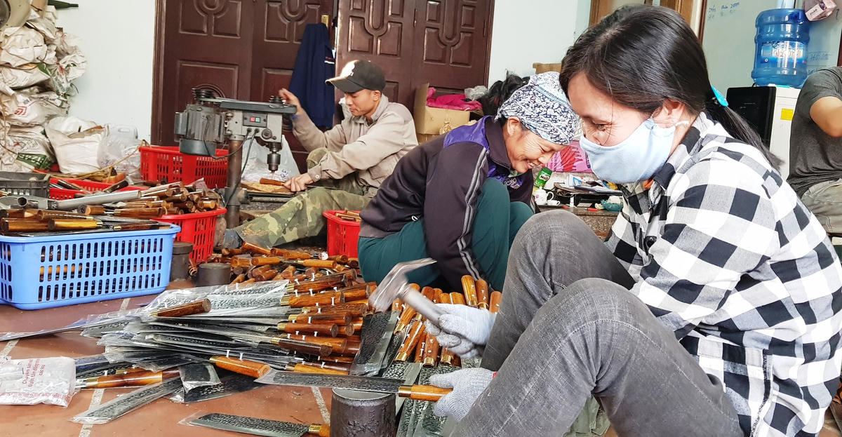 Những người phụ nữ làng rèn Tiến Lộc.