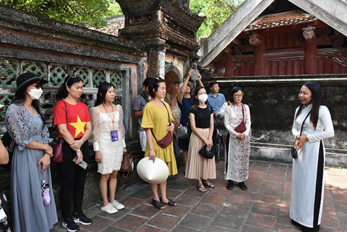 Đoàn giáo viên kiều bào về thăm cố đô Hoa Lư (Ninh Bình).  