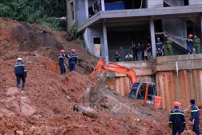 Lực lượng cứu hộ sử dụng máy múc để tìm kiếm người mất tích, ngày 29/6/2023. 