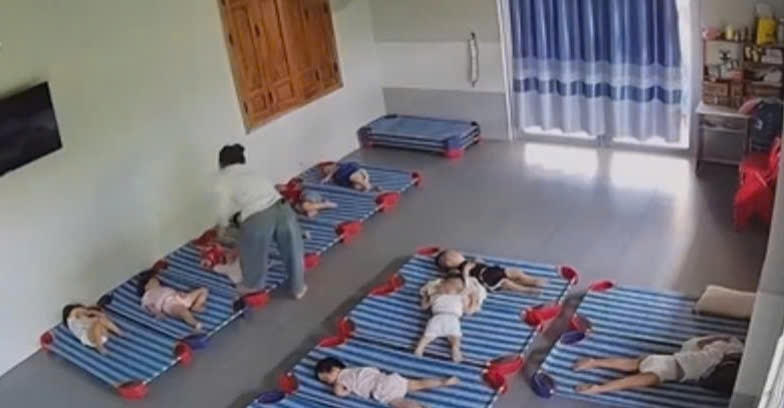 Hình ảnh ghi lại cô giáo mầm non đánh trẻ. Ảnh: Cắt clip.