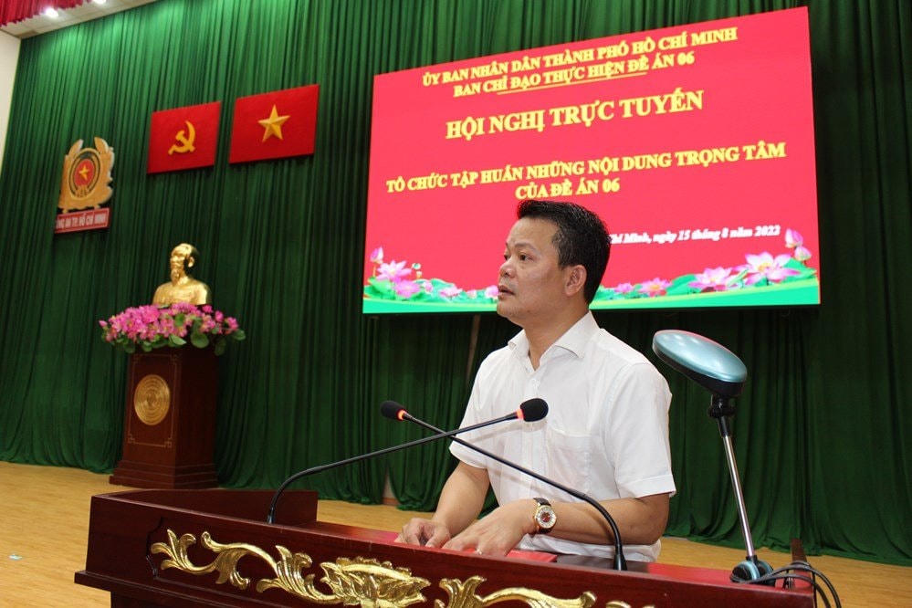 Đại tá Vũ Văn Tấn, Giám đốc Trung tâm Dữ liệu quốc gia về dân cư triển khai các nội dung tập huấn tại hội nghị. Ảnh: T.Lữ.