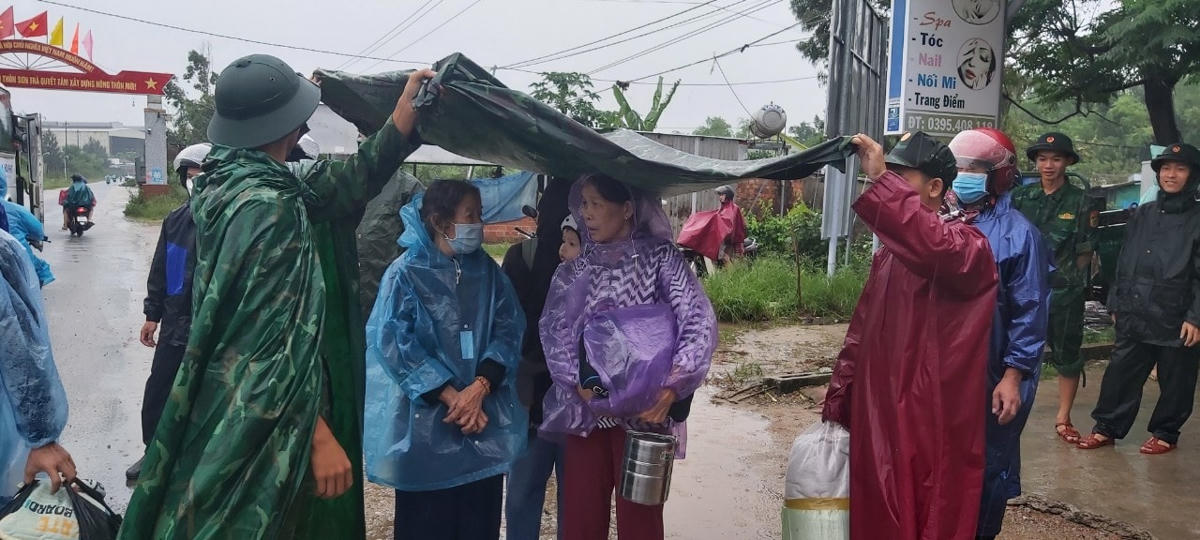 Người dân huyện Bình Sơn sơ tán trú tránh bão số 4.