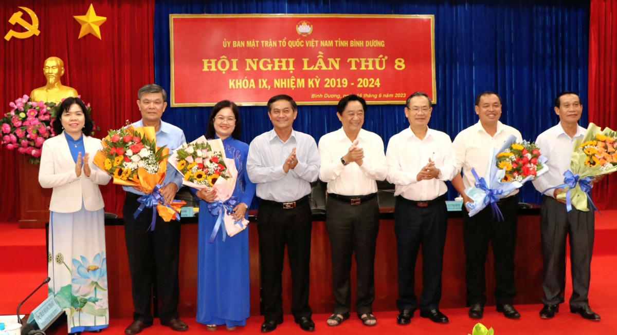 Lãnh đạo Tỉnh uỷ Bình Dương tặng hoa chúc mừng tân Chủ tịch Ủy ban MTTQ Việt Nam tỉnh Bình Dương.