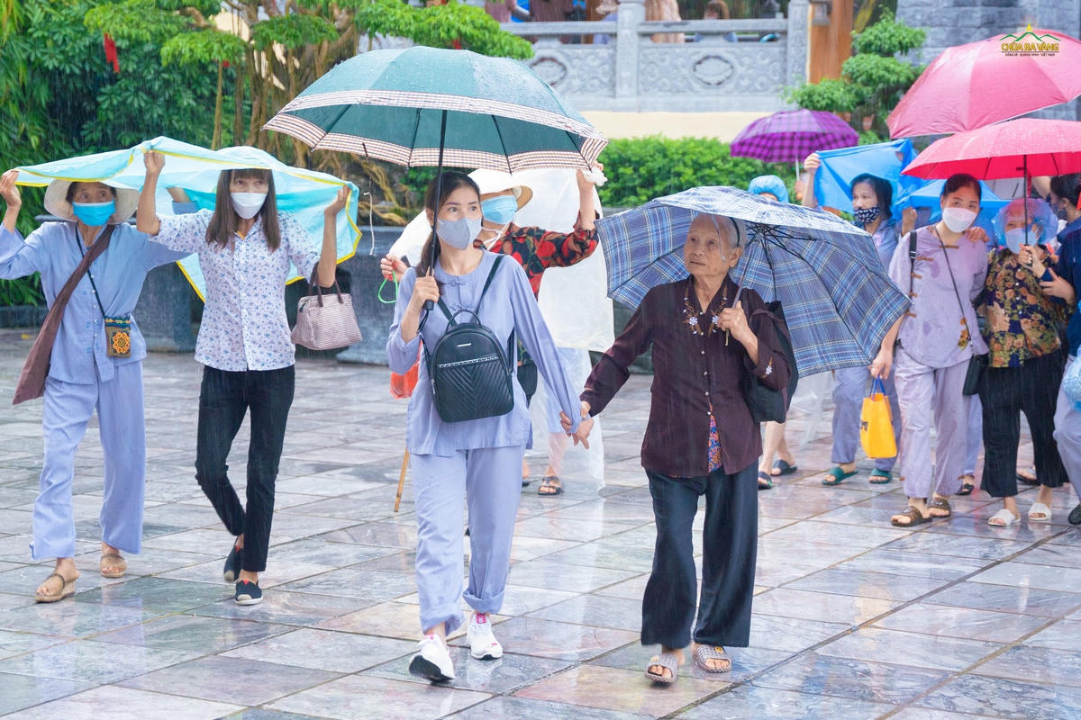 Hàng vạn người về chùa Ba Vàng dự Lễ Vu Lan báo hiếu 2022