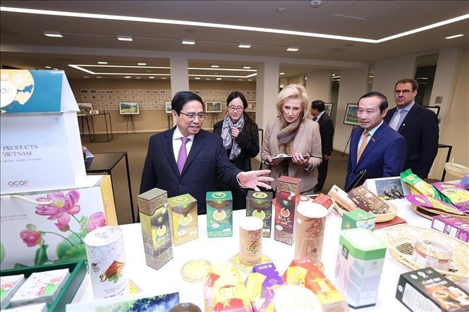 Thủ tướng Phạm Minh Chính và Công chúa Vương quốc Bỉ Astrid tham quan trưng bày sản phẩm OCOP của Việt Nam. Ảnh: TTXVN.