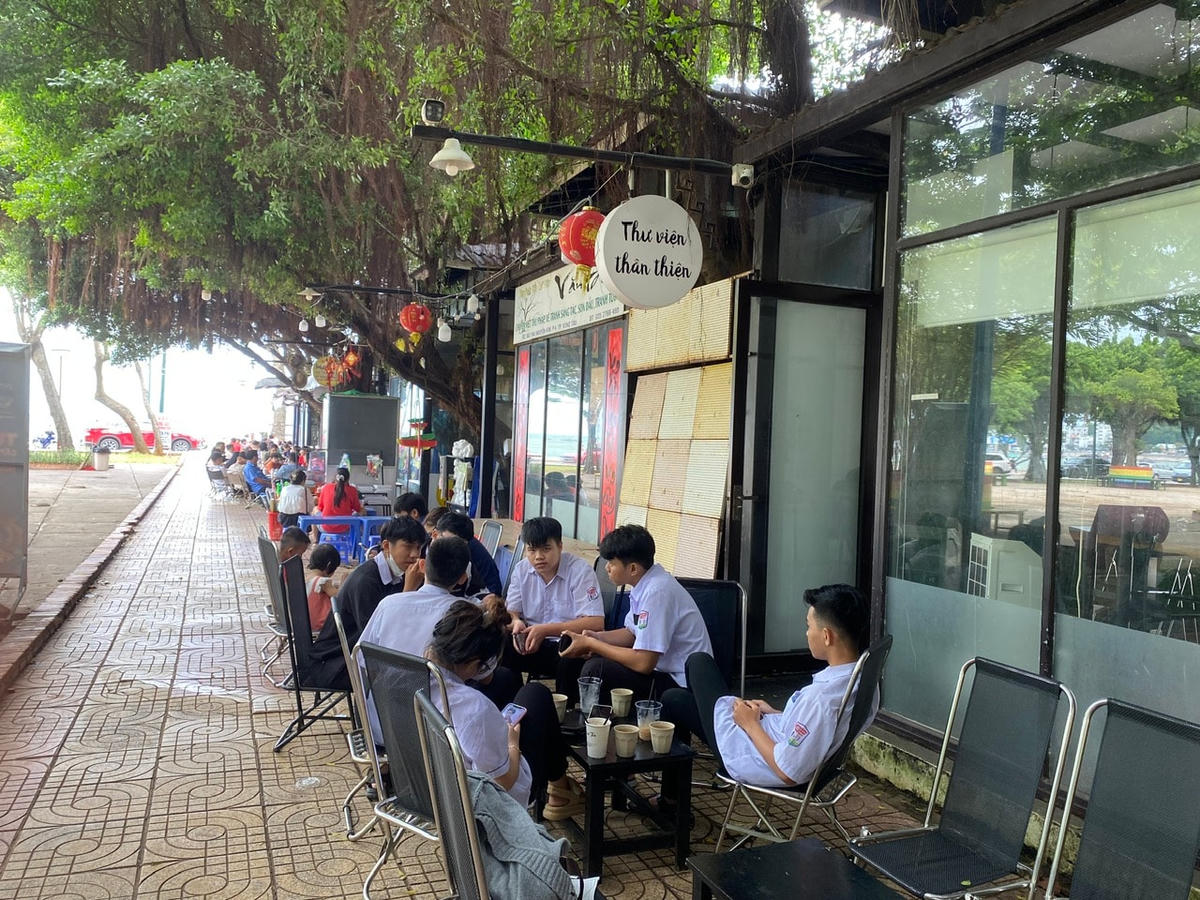 Một số gian hàng bán sách tại Đường sách Vũng Tàu đã chuyển sang kinh doanh nước giải khát.