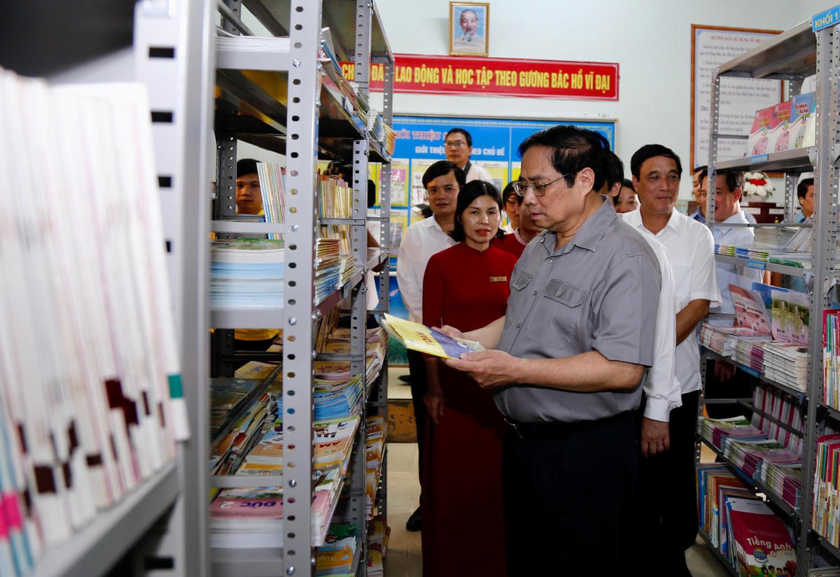 ...Đến thăm thư viện của nhà trường...