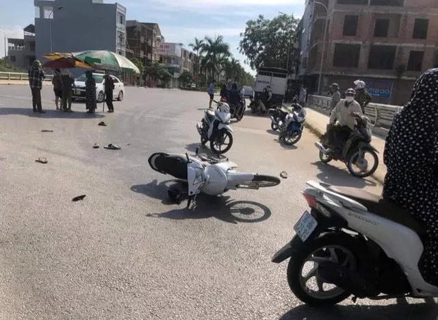 Hiện trường vụ va chạm giữa xe 3 gác và xe máy khiến 1 người chết, 2 người bị thương.