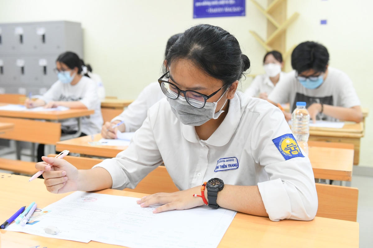 Thí sinh bắt đầu đọc đề bài thi môn Ngữ văn.