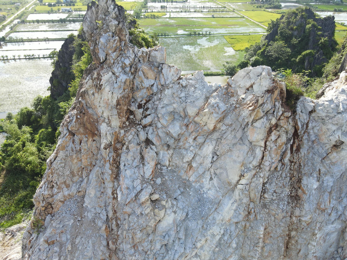 [Ảnh]: Người dân bất an khi đi qua đoạn đường 'tử thần' 