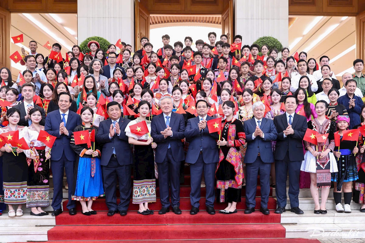 Thủ tướng Phạm Minh Chính, Chủ tịch UBTƯ MTTQ Việt Nam Đỗ Văn Chiến chụp ảnh lưu niệm cùng các đại biểu tham dự Hội nghị. Ảnh: Quang Vinh.