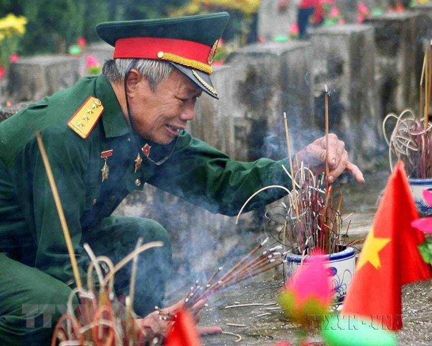 Người cựu chiến binh tham gia Cuộc chiến đấu bảo vệ biên giới phía Bắc ở mặt trận Vị Xuyên năm xưa, trở lại Nghĩa trang liệt sĩ Quốc gia Vị Xuyên để thắp nén hương tưởng nhớ những người đồng đội đã hy sinh. Ảnh: Thanh Tùng/TTXVN.