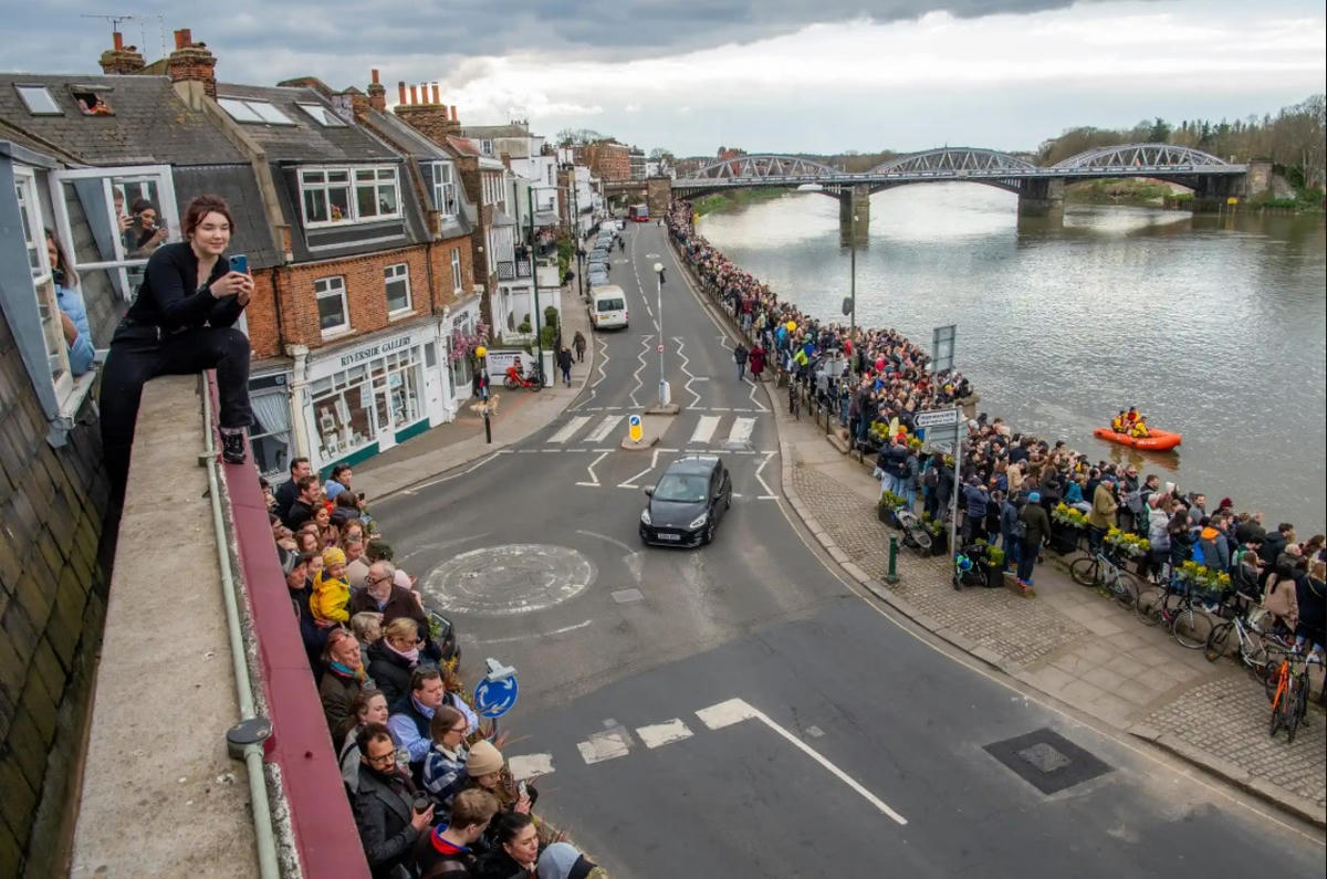 Cuộc sống của người dân bên dòng sông Thames. Ảnh: The Guardian.