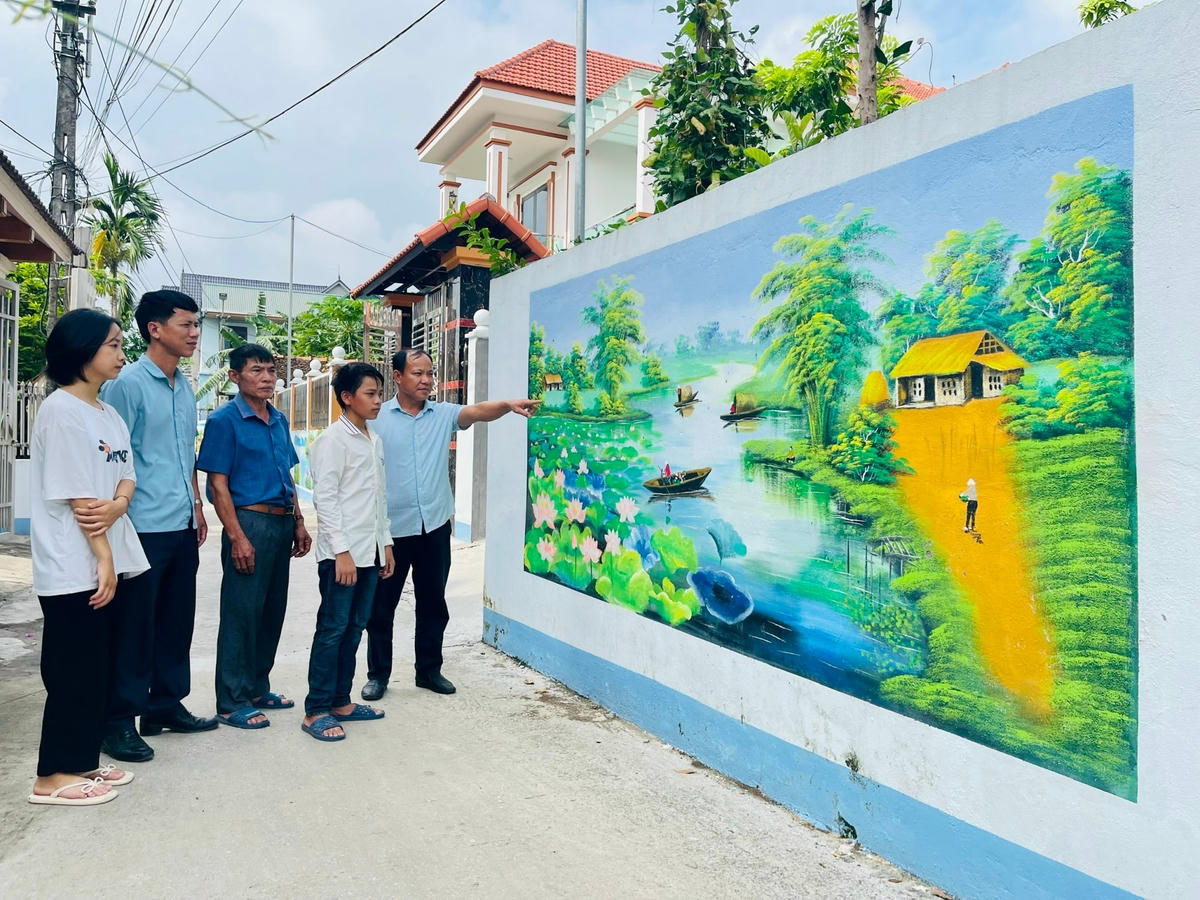 Bích họa trên các tuyến đường đã góp phần làm cho bộ mặt nông thôn thêm khởi sắc, tươi mới.