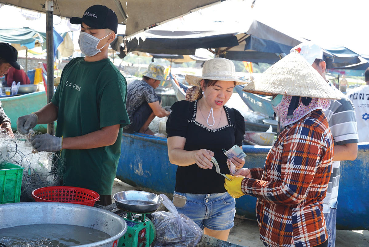 Thu nhập của ngư dân sau mỗi chuyến ra khơi dao động từ 1 - 3 triệu đồng.  