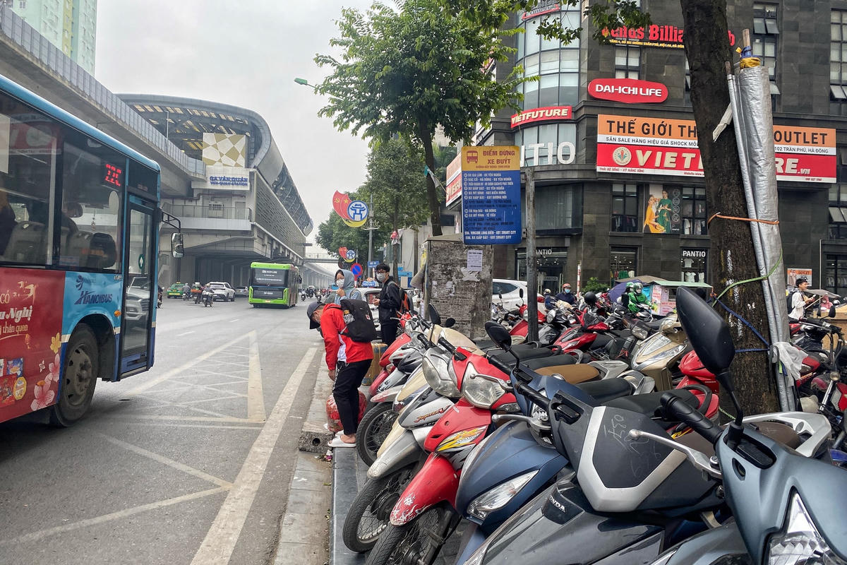 "Mặc dù các hàng quán này lấn chiếm khu vực dành cho người dân chờ xe buýt nhưng nếu chỉ cần đứng che các hàng quán là ngay lập tức bị các chủ quán nói những lời khó nghe", bà Huyền cho biết.