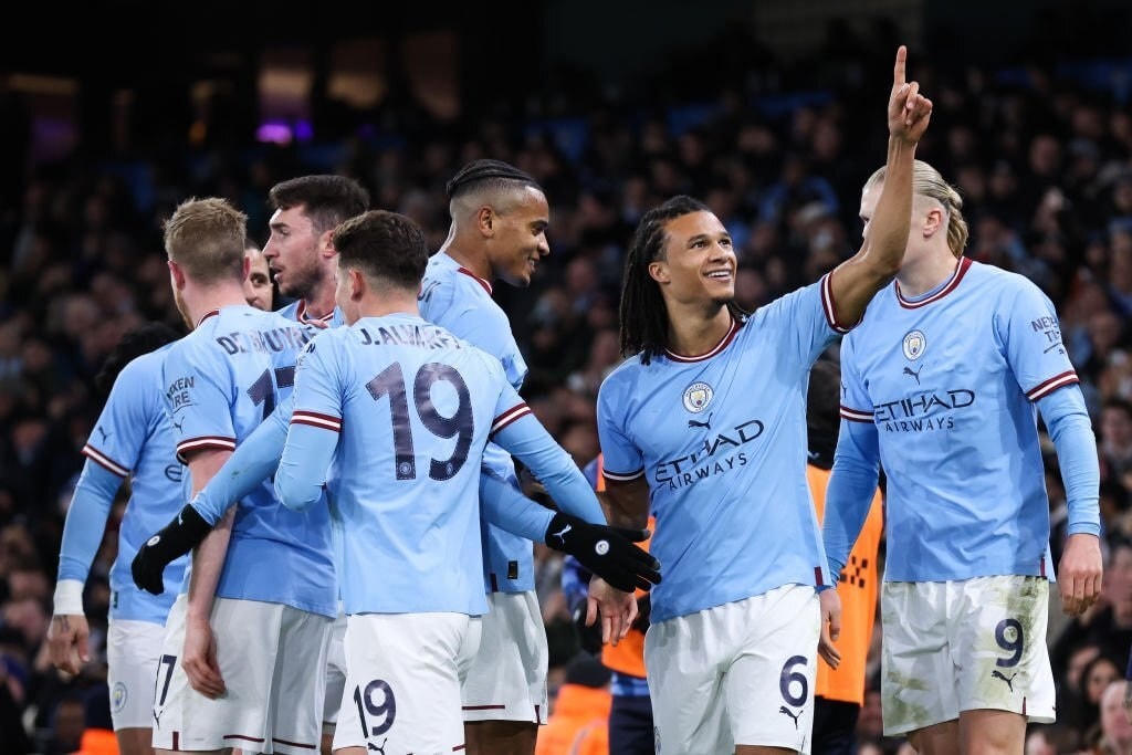 Ake ăn mừng cùng đồng đội sau khi ghi bàn (Ảnh: GI).Man City vẫn giữ thói quen tấn công kiểm soát bóng, tuy nhiên đội khách mới là những người có được những pha dứt điểm tốt trong nửa đầu hiệp một. Thủ thành Ortega của Man City có tới hai lần cứu thua trong hơn 20 phút thi đấu đầu tiên, trước những cú sút chính xác của Tomiyasu ở phút thứ 5 và Trossard ở phút 20. 