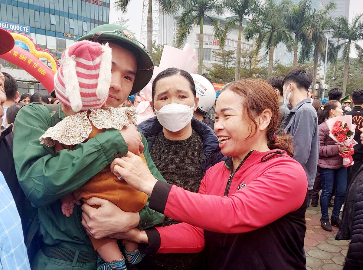 Giây phút bịn rịn trước lúc chia tay.