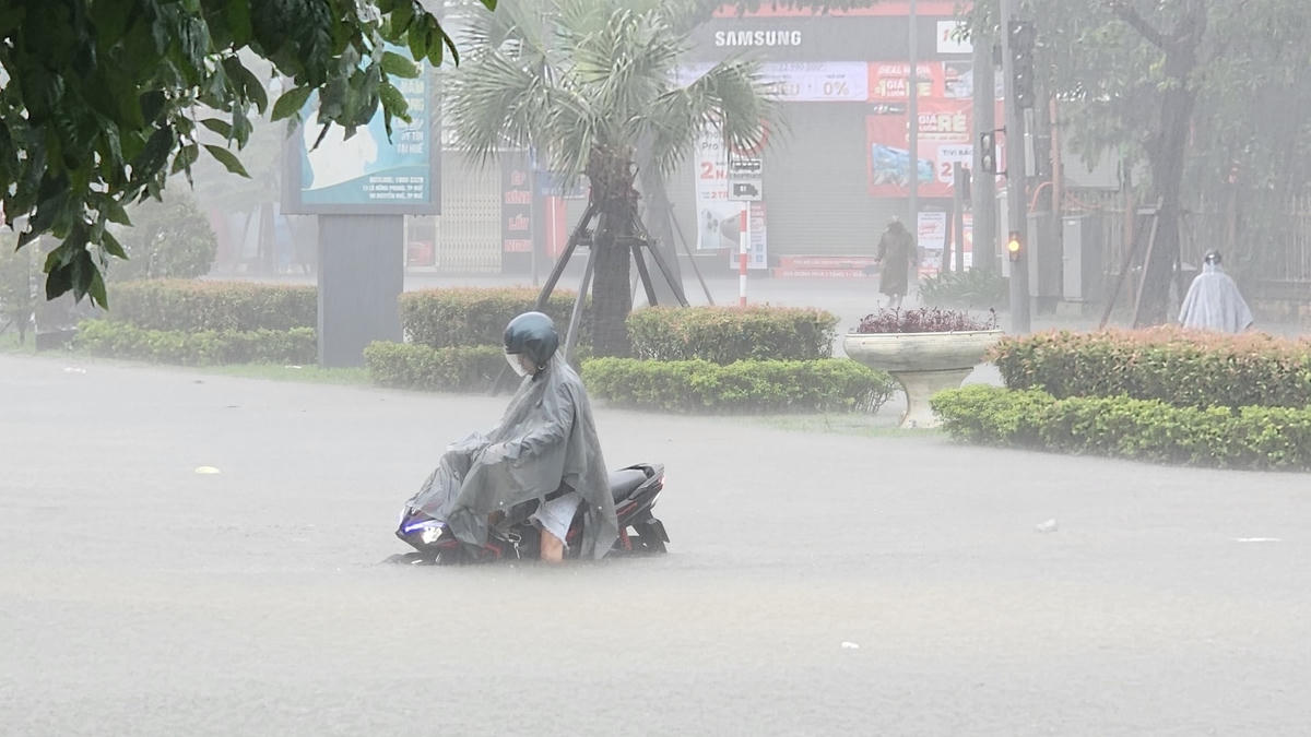 Mưa lớn khiến nhiều tuyến đường ở trung tâm thành phố Huế bị ngập sâu. Ảnh: Phúc Khang.