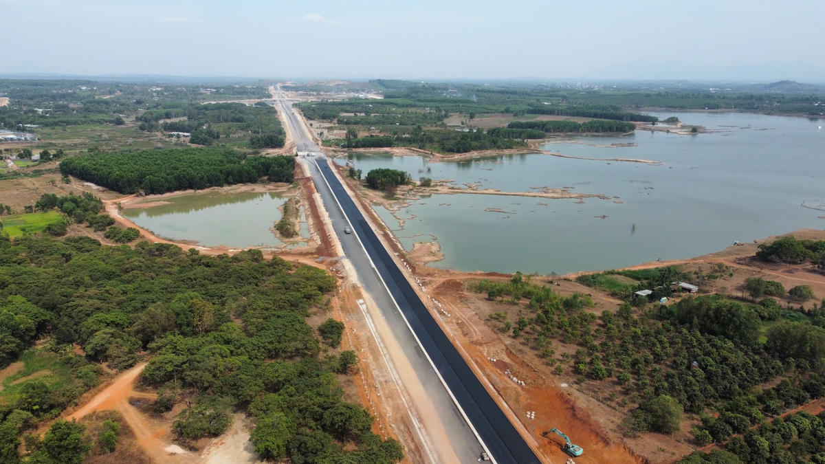 Cao tốc Dầu Giây - Phan Thiết đi qua hồ Gia Măng (xã Xuân Hiệp, huyện Xuân Lộc). Hứa hẹn tạo một lợi thế nhất định cho sự phát triển của địa phương. Ảnh: Mạnh Thìn.