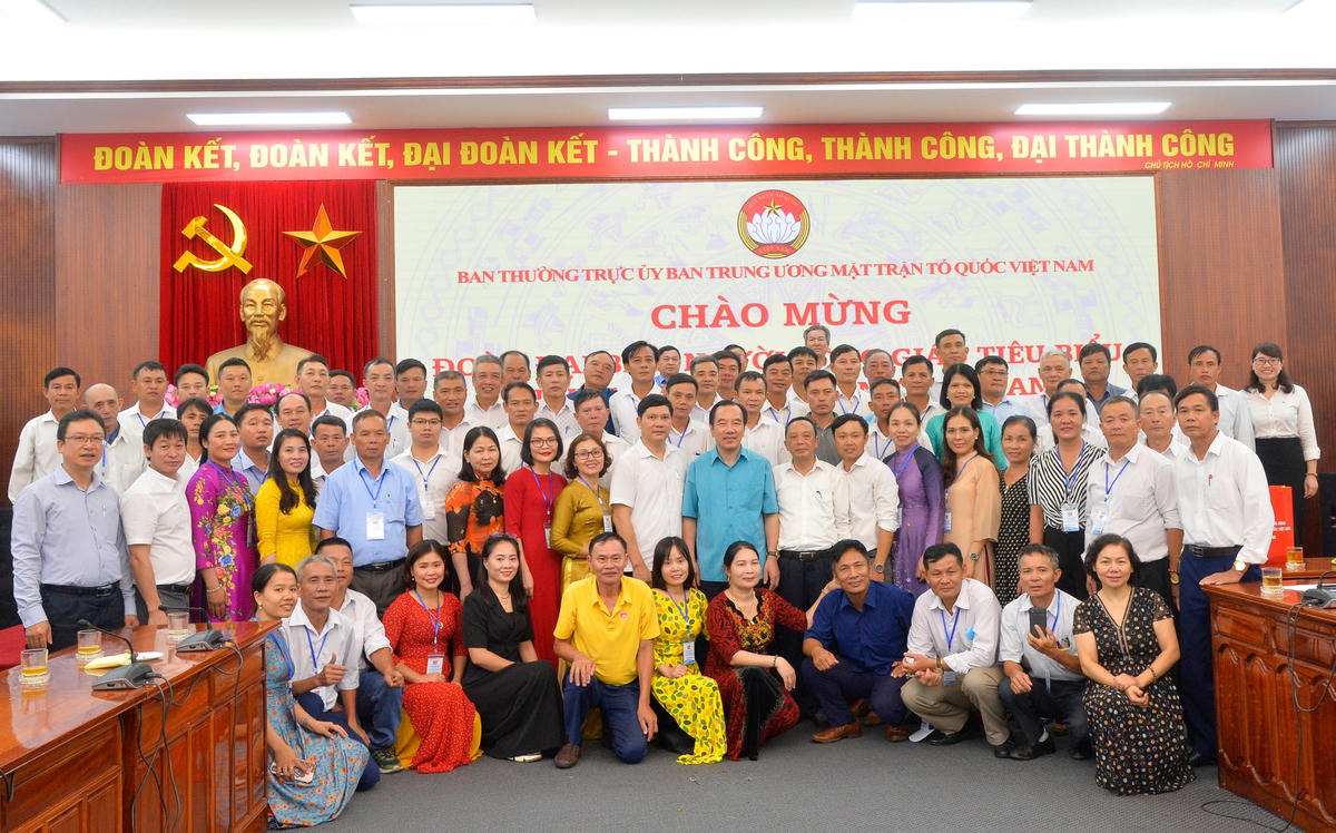 Phó Chủ tịch Ngô Sách Thực chụp ảnh lưu niệm với đoàn đại biểu người công giáo tiêu biểu huyện Yên Thành, tỉnh Nghệ An.