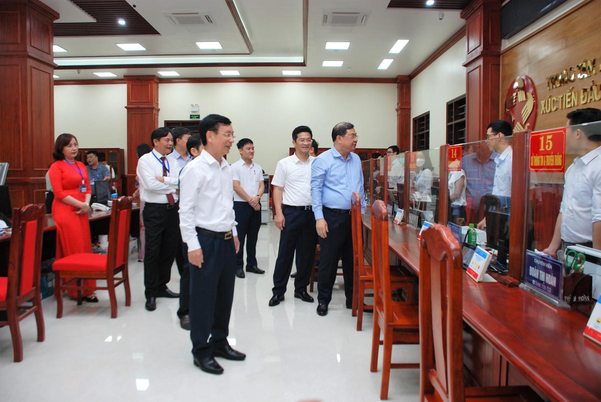 Bí thư Tỉnh ủy Nam Định Phạm Gia Túc (áo xanh) cùng lãnh đạo UBND tỉnh thăm, kiểm tra hoạt động của Trung tâm phục vụ hành chính công, xúc tiến đầu tư và hỗ trợ doanh nghiệp tỉnh tại trụ sở mới trong sáng nay, 31/5.