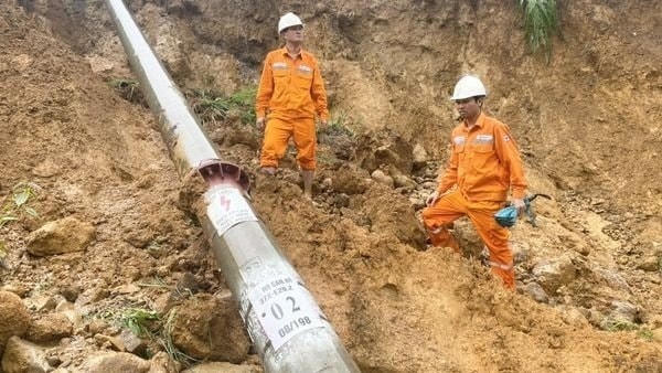 Ngành điện Lai Châu vượt qua các đoạn đường sạt lở để tiếp cận hiện trường, đồng thời hỗ trợ người dân di chuyển trong đợt mưa lũ vừa qua.