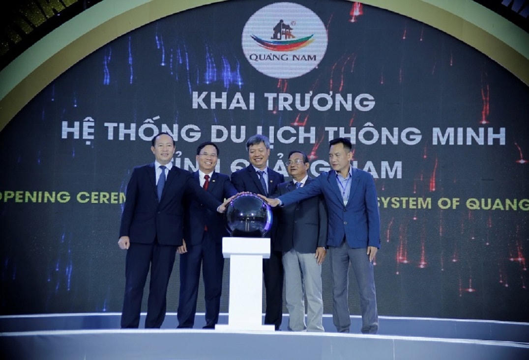 Thực hiện nghi thức khai trương hệ thống du lịch thông minh tỉnh Quảng Nam.