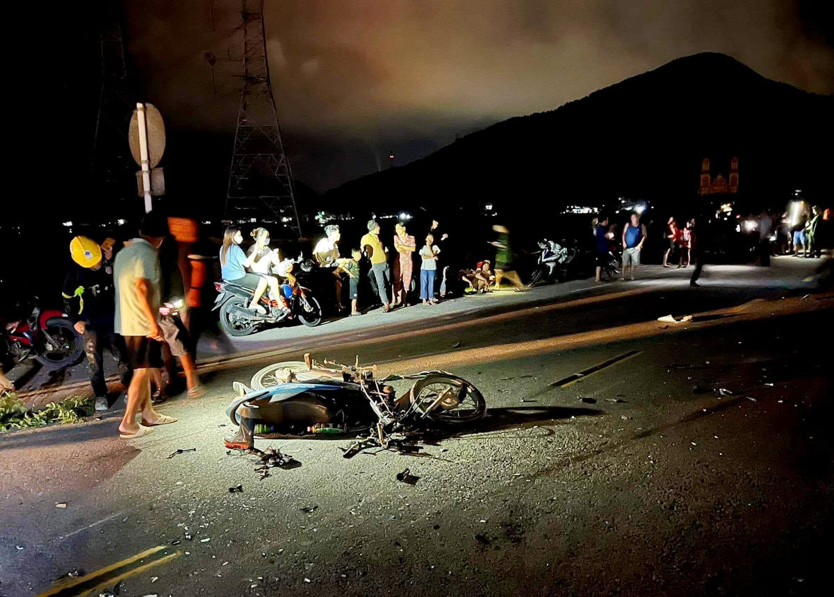 Chiếc xe máy bị biến dạng hoàn toàn.