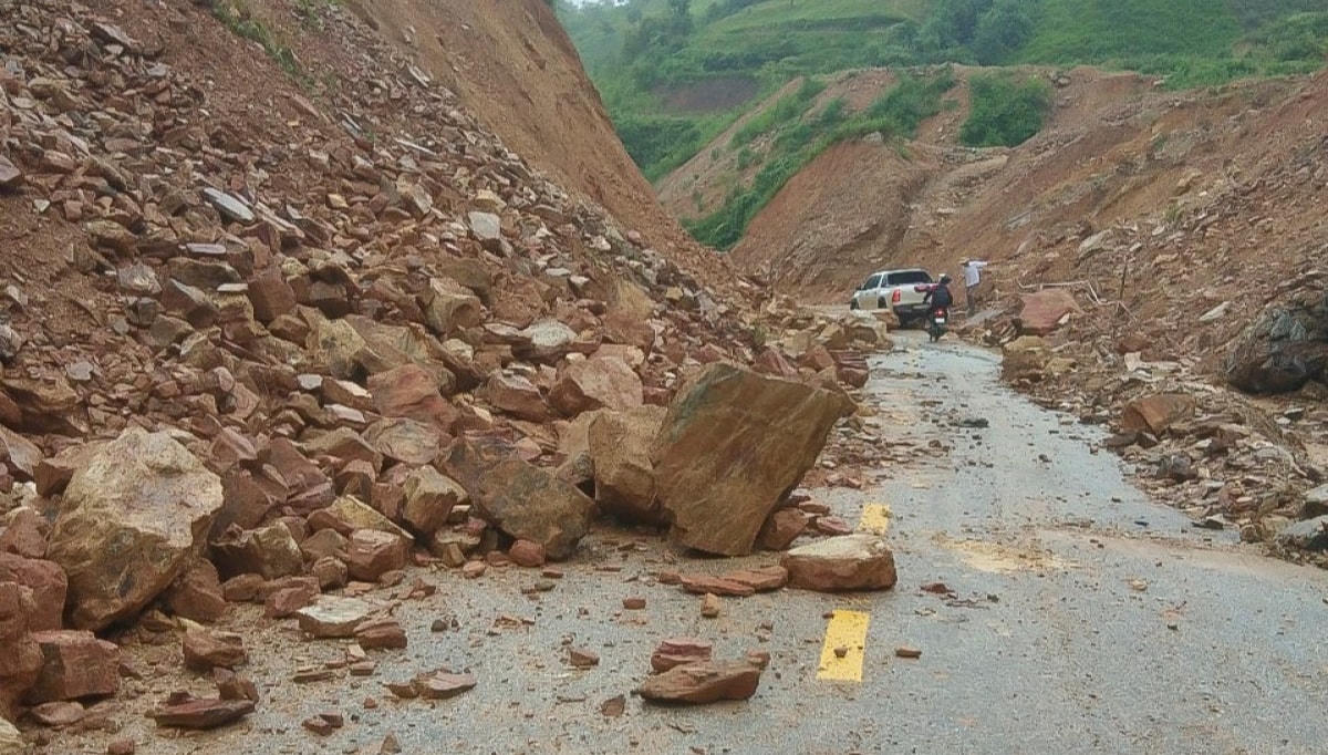 Sạt lở tại Km421 Quốc lộ 6 tại Tuần Giáo, Điện Biên.  