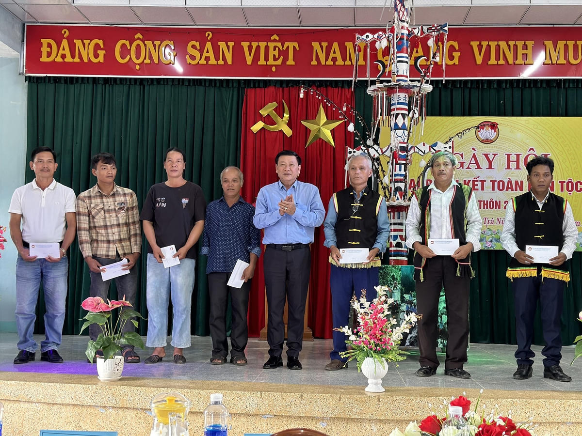 Lãnh đạo Ủy ban MTTQ Việt Nam tỉnh Quảng Nam tặng quà cho hộ gia đình khó khăn.