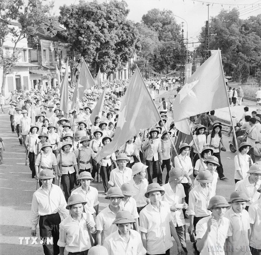 Tự vệ Thủ đô diễu hành trên các đường phố, hưởng ứng và nêu quyết tâm cảnh giác, sẵn sàng chiến đấu bảo vệ Tổ quốc. (Ảnh: Đinh Quang Thành/TTXVN)