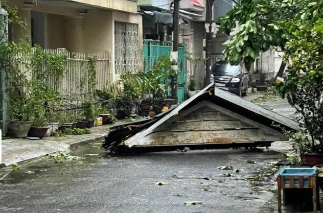 Một mái nhà bị bão đưa xuống đường Tống Phước Phổ, phường Hòa Cường Nam, Đà Nẵng. Ảnh: Dân Trí.