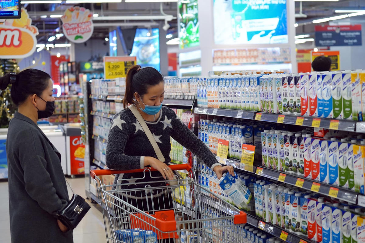 Giá nhiều hàng hóa thiết yếu liên tục tăng trong các năm qua. Ảnh: Quang Vinh.