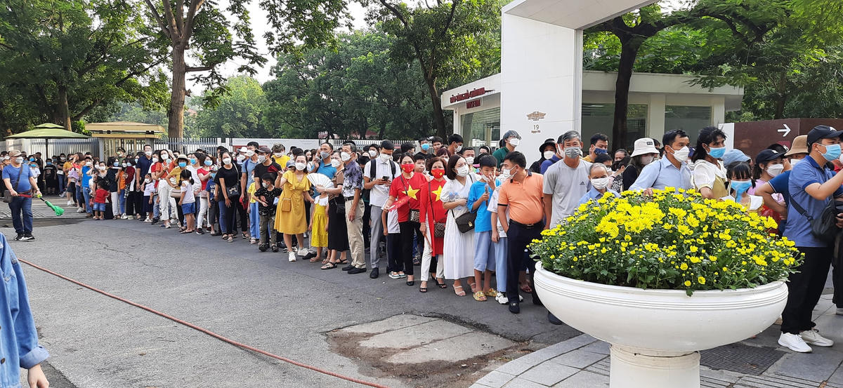 Tại khu vực đường dẫn 17, có hàng nghìn người xếp hàng dài để chờ vào Lăng viếng Bác.
