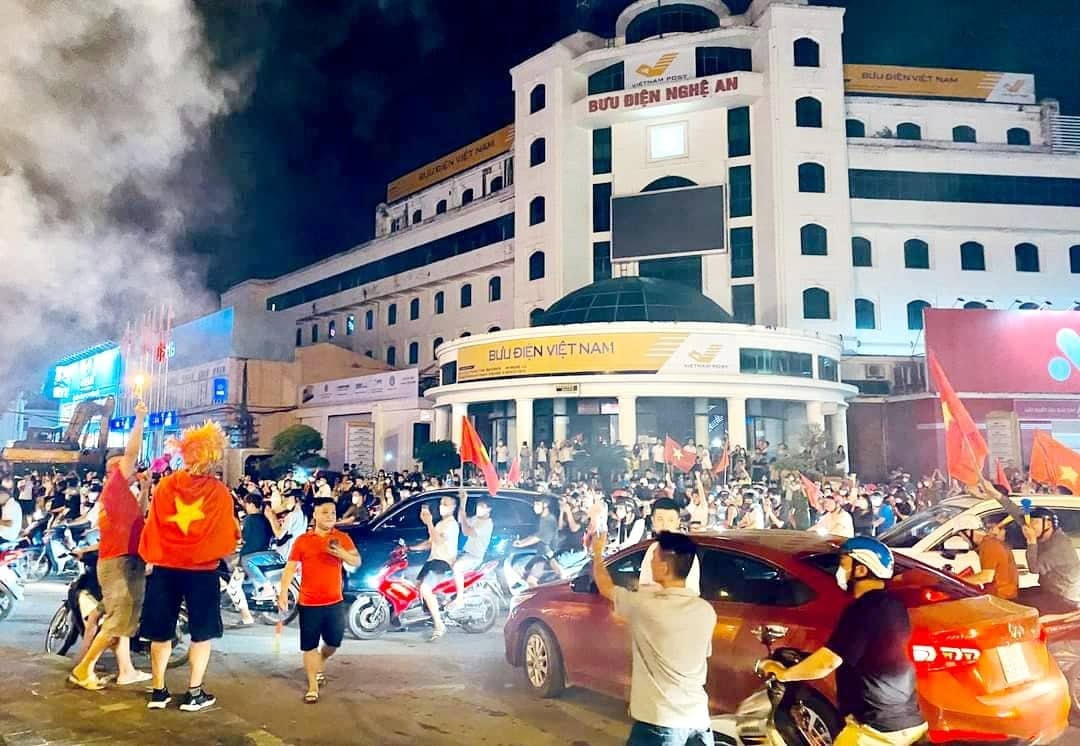 Tại trung tâm TP Vinh (Bưu điện Nghệ An) hàng ngàn người đã cùng nhau hát vang bài ca "Như có Bác Hồ trong ngày vui đại thắng" để chúc mừng đội tuyển U23 Việt Nam.
