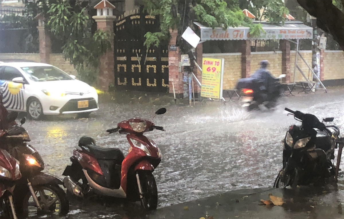 Nhiều xe chết máy giữa đường khiến người dân chưa thể di chuyển để về nhà vào tối 15/8. Ảnh: Phương Dy.