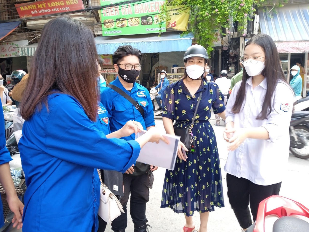 Áo xanh thủ đô tiếp sức cho thí sinh.