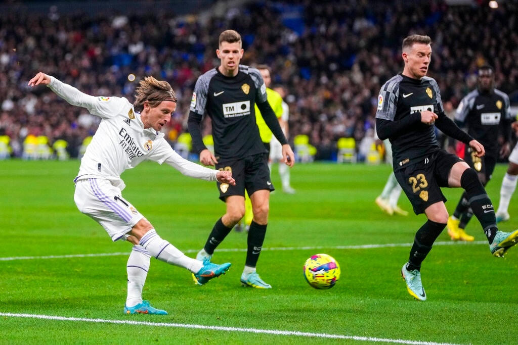Modric ấn định chiến thắng 4-0 cho Real Madrid (Ảnh: AP).