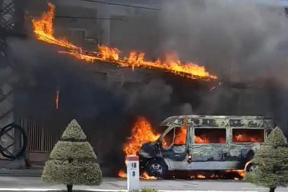 Xe khách 16 chỗ biển số Khánh Hòa bất ngờ bốc cháy dữ dội.