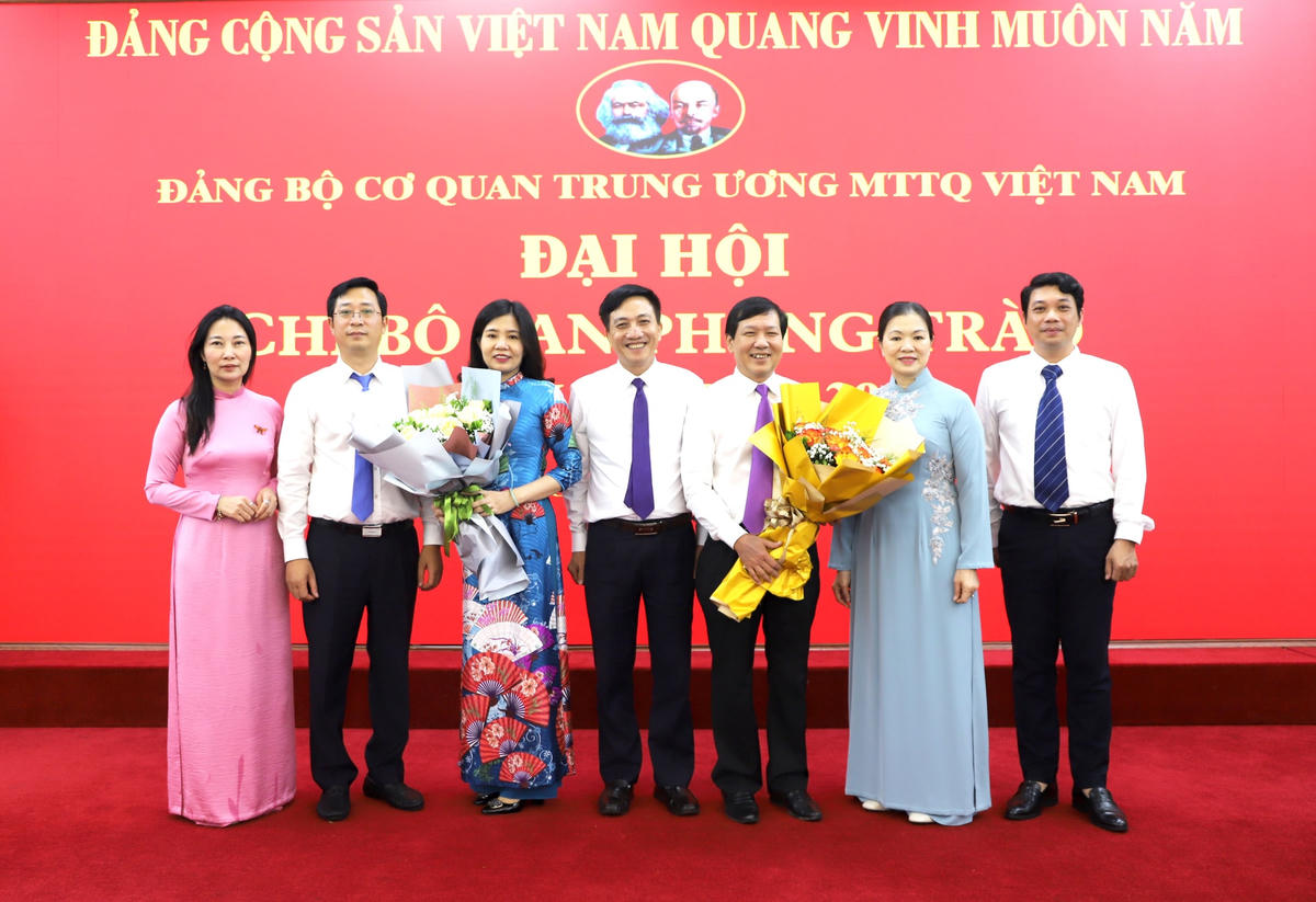 Tặng hoa chúc mừng các đồng chí thôi không tham gia Chi ủy Chi bộ Ban Phong trào nhiệm kỳ 2022 - 2025.
