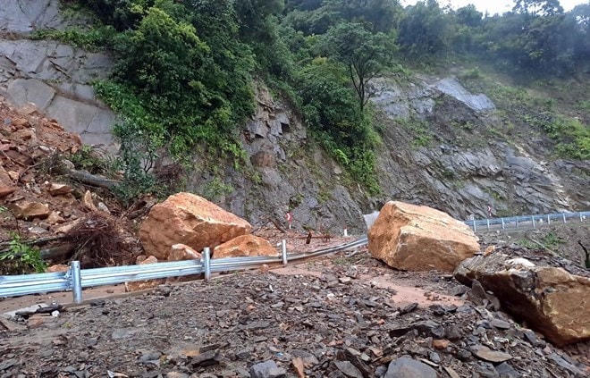 Điểm sạt lở trên Quốc lộ 8A đoạn qua xã Sơn Kim I, huyện Hương Sơn, tỉnh Hà Tĩnh. (Ảnh: TTXVN phát).